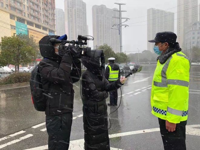 孝感市融媒體中心楊亞玲（風(fēng)雪中，采訪(fǎng)疫情期間重返一線(xiàn)的退休警察）_副本.jpg.jpg