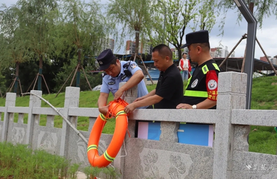 雙鶴派出所民輔警在轄區(qū)重點(diǎn)水域排查隱患，裝配救生工具.jpg