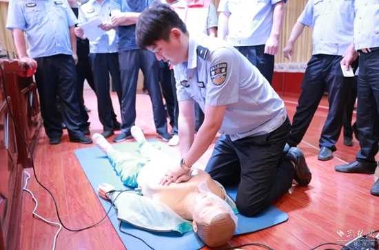 7月17日，嘉魚縣公安局治安大隊(duì)會(huì)同縣紅十字會(huì)組織開展一線民輔警防溺水急救技能專項(xiàng)培訓(xùn).jpg